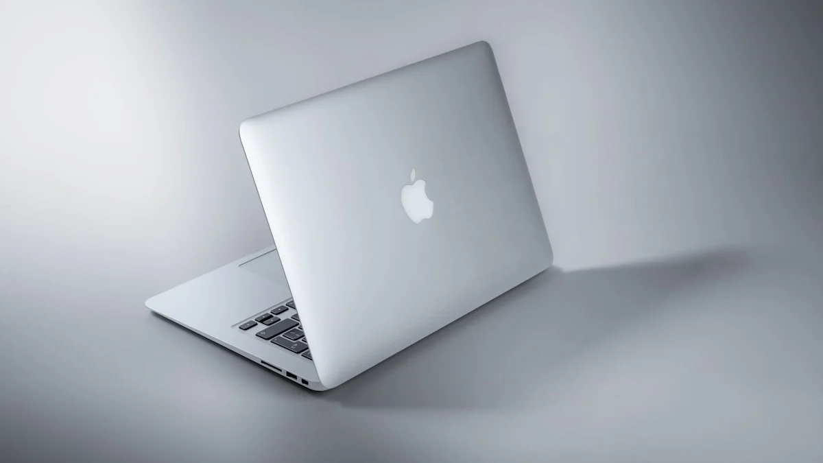 ThinkPad vs MacBook: Mana yang Cocok untuk Profesional?